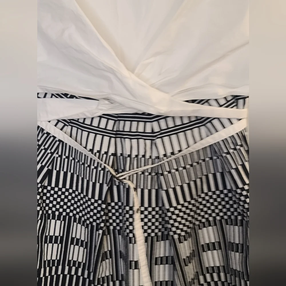 IROO Black and White Patterned Dress Size 40 (8-10) (M) Little Stain. See Photos